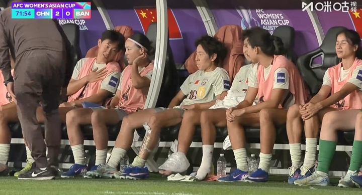 云开体育网址-第63分钟被换下！镜头给到中国女足替补席，王霜右脚脚踝裹着冰袋
