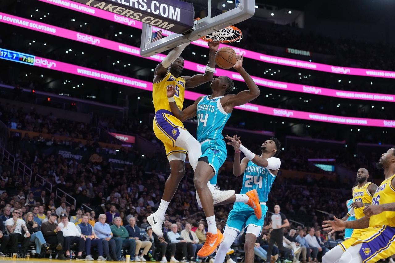 云开体育官网-根本不防守！詹姆斯只顾刷分！三球打爆湖人，东契奇空砍39+3+4