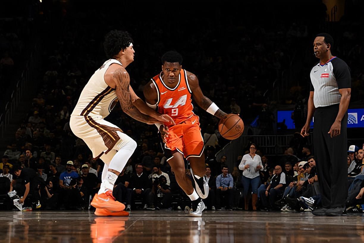 云开体育网站-并不是长期高效的方法，快船应该适当减少后场新援的球权？